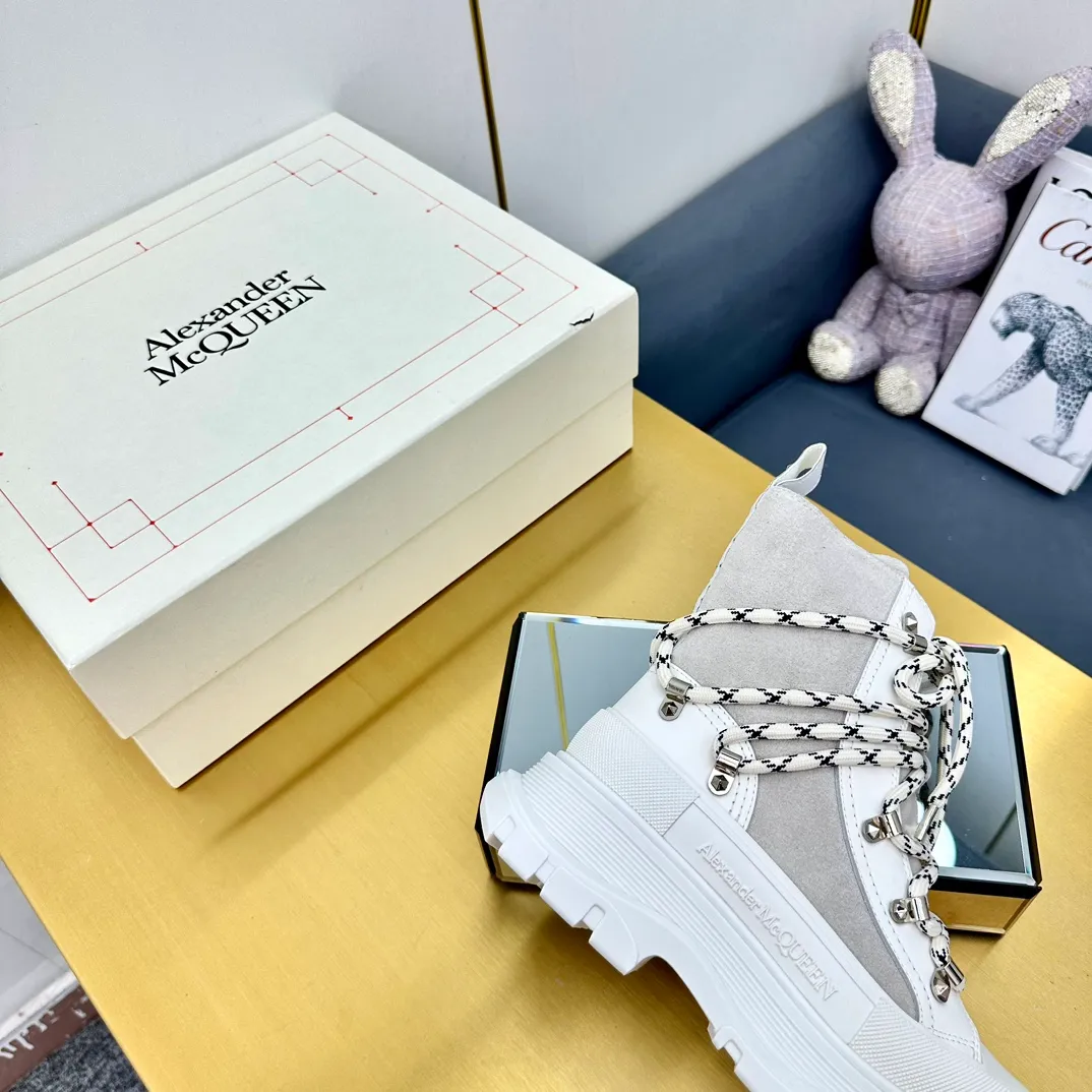 👟👟Ex-factory price 680👟👟 Alexander McQueen's latest thick-soled Martin boots, original 1:1 development, outsole original open-film TPU sole, fabric full-grain cowhide + high mercerized cowhide, lining sheepskin original hardware carabiner bottom height 5cm Size: #35-40 39-45